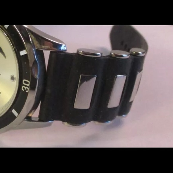 BATMAN 🦇 ANALOG WATCH SLVR BLK DC COMICS LRG FACE - Picture 2 of 8